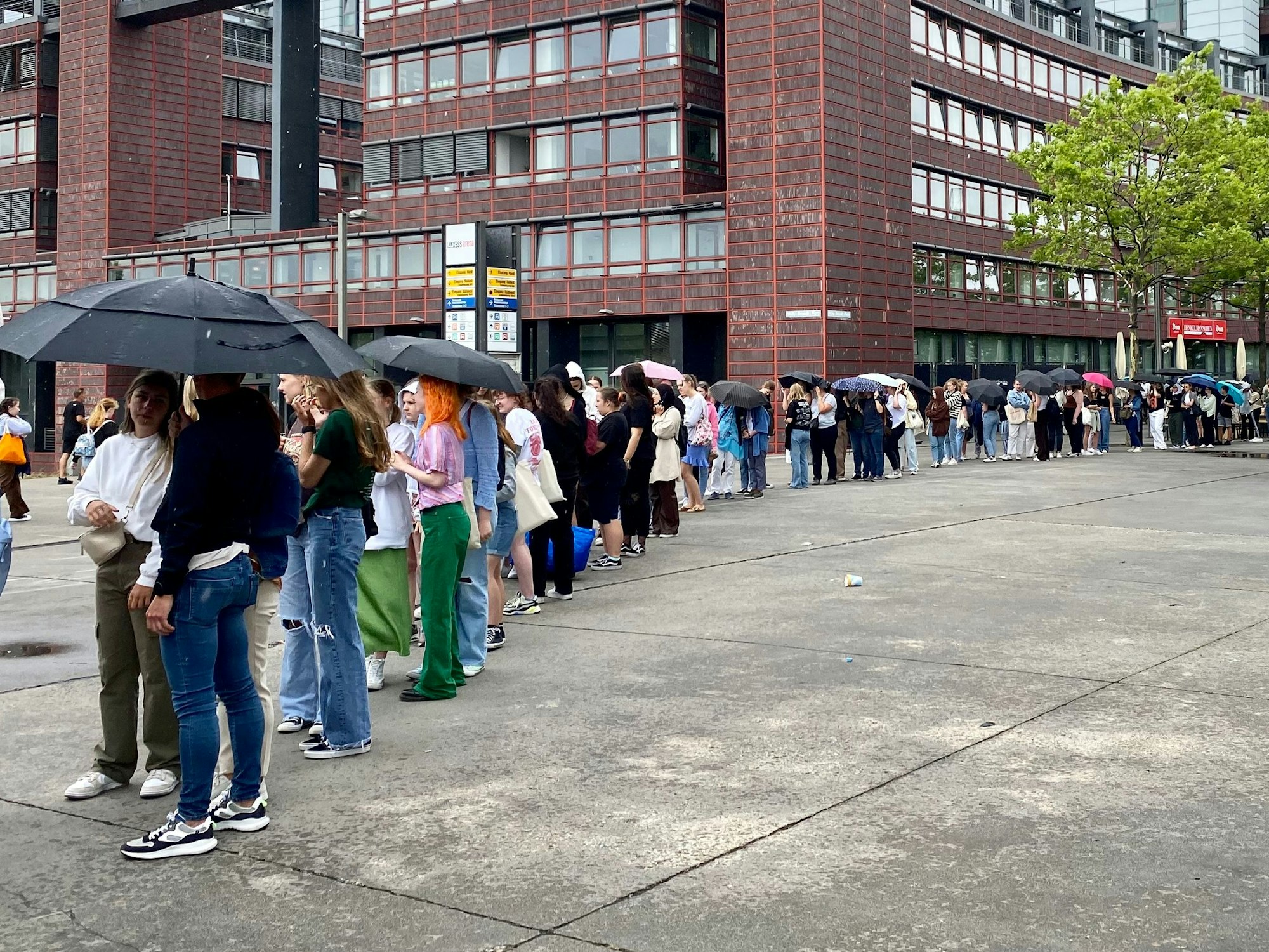 Eine Warteschlange vor der Lanxess Arena in Köln