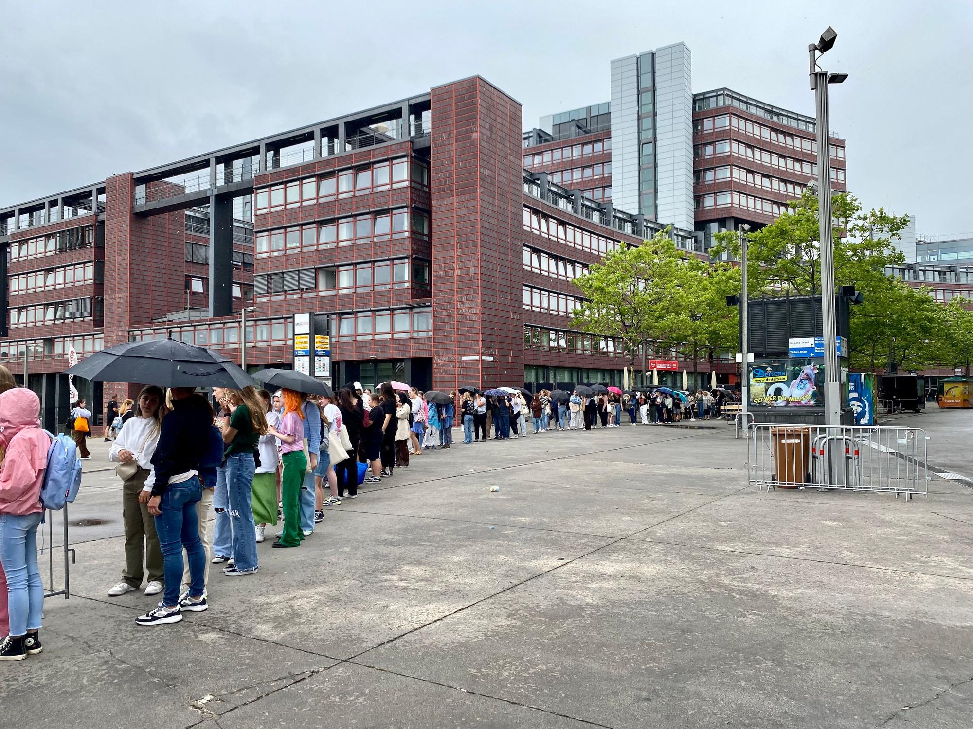 Eine Warteschlange vor der Lanxess Arena in Köln