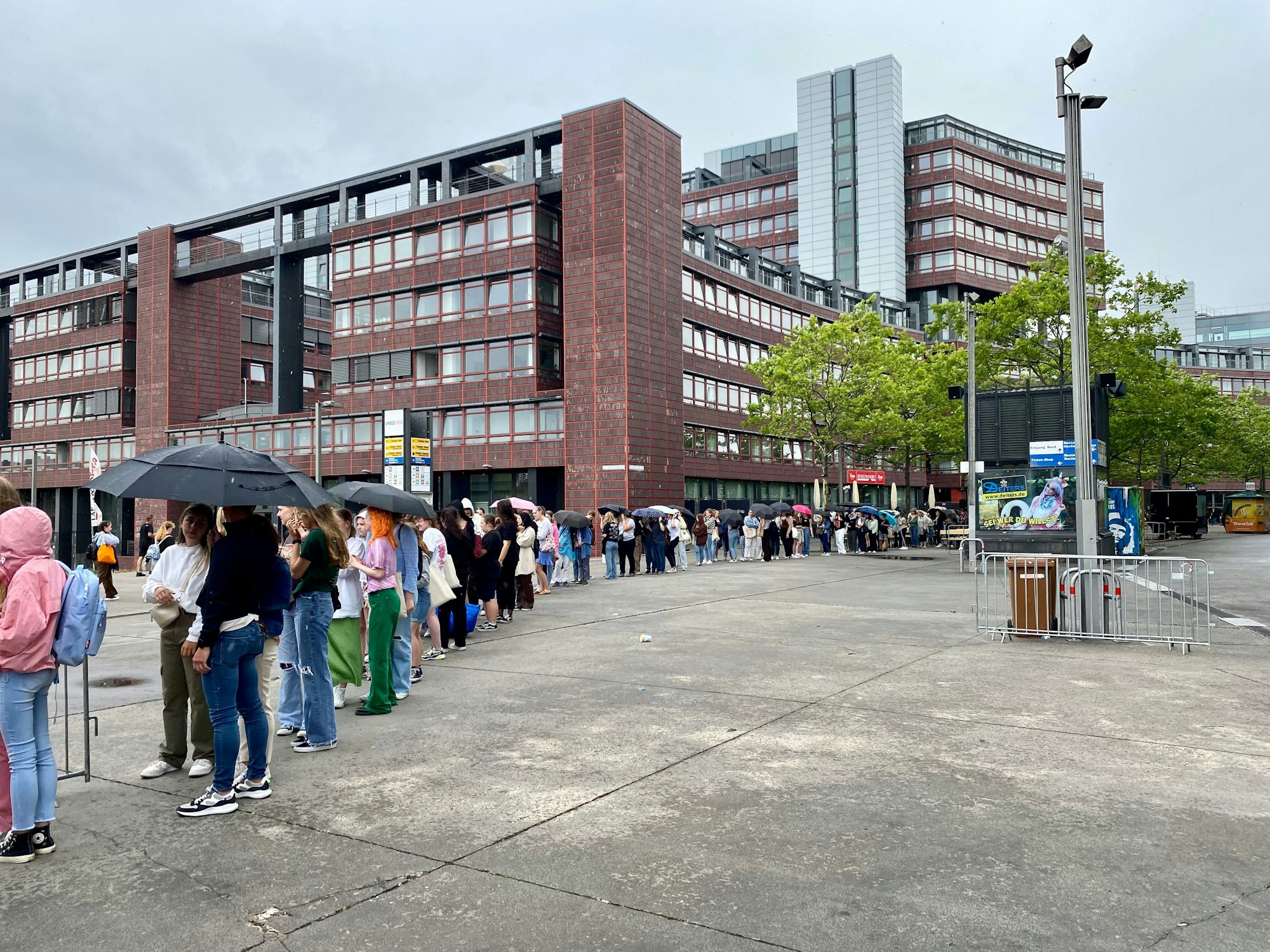 Eine Warteschlange vor der Lanxess Arena in Köln