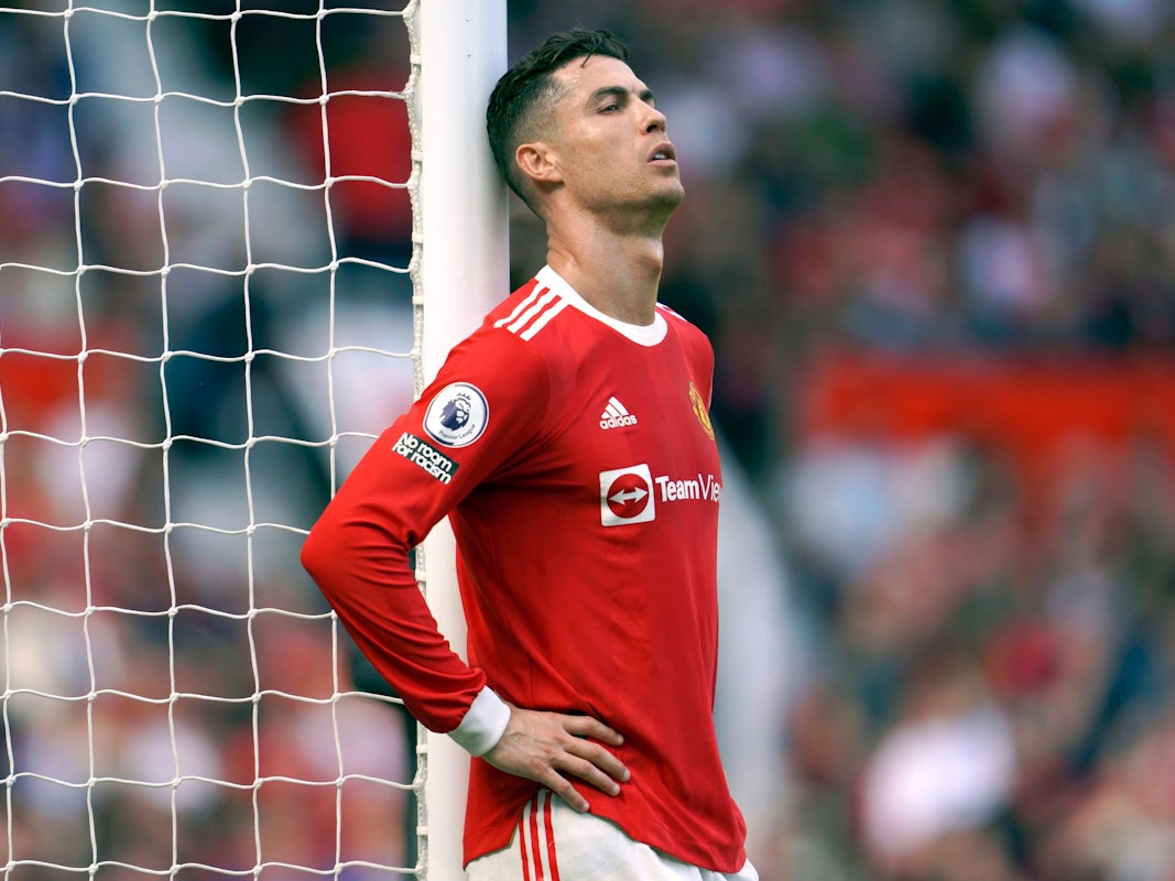 Cristiano Ronaldo von Manchester United lehnt am Torpfosten bei der Premier-League-Begegnung Manchester United und Norwich City im Old Trafford.