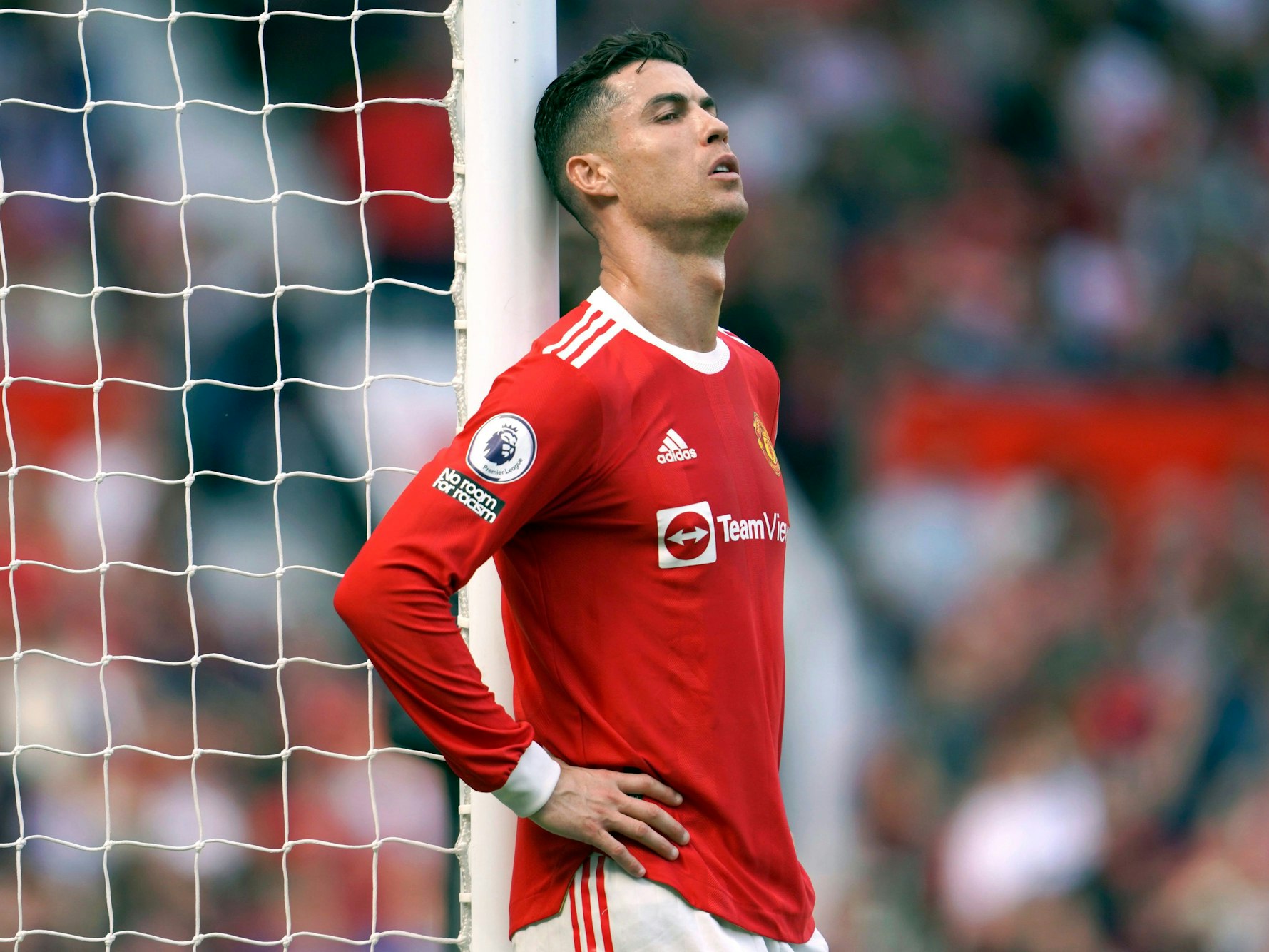 Cristiano Ronaldo von Manchester United lehnt am Torpfosten bei der Premier-League-Begegnung Manchester United und Norwich City im Old Trafford.