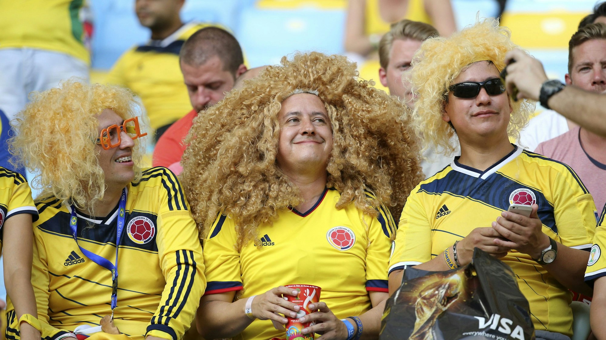 In Anlehnung an Carlos Valderrama tragen Kolumbien-Fans blonde Locken-Perücken. Das Foto stammt vom 28. Juni 2014.