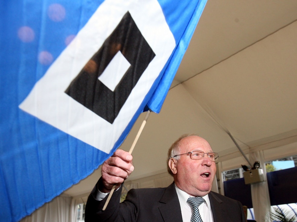 Der Ehrenspielführer der deutschen Fußball-Nationalmannschaft und ehemalige Spieler des Hamburger SV, Uwe Seeler, schwenkt zu Beginn seiner Feier zum 70. Geburtstag in Hamburg die Fahne vom HSV.