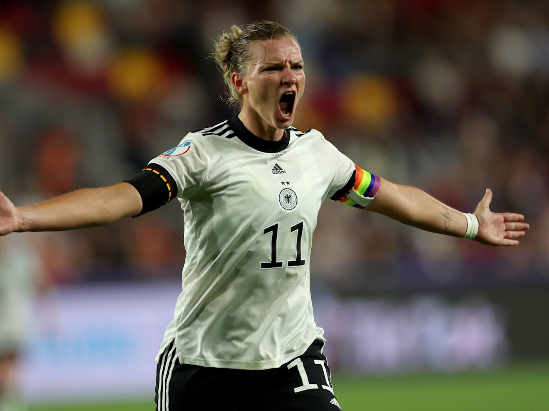 Alexandra Popp jubelt mit ausgestreckten Armen.