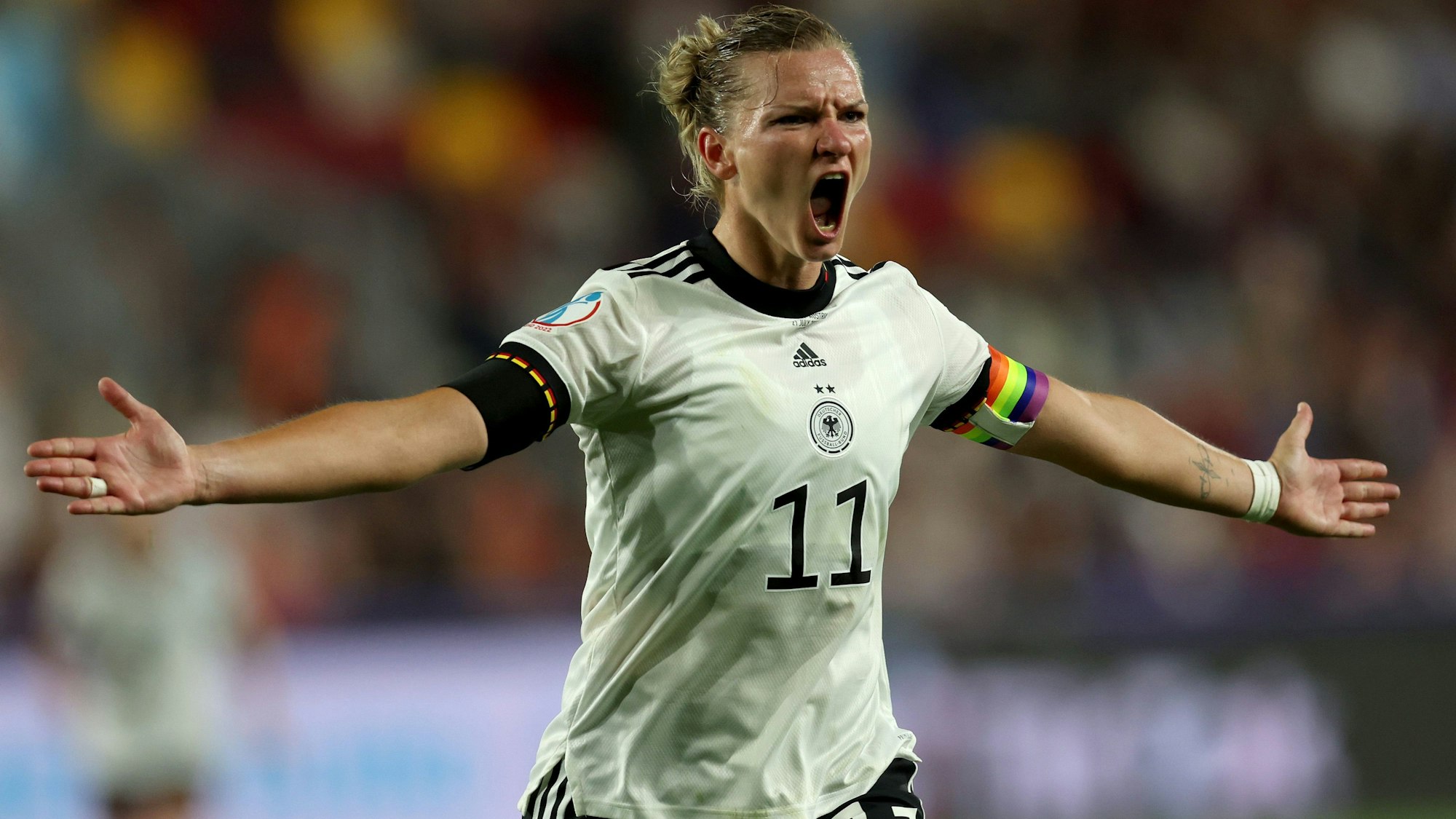 Alexandra Popp jubelt mit ausgestreckten Armen.