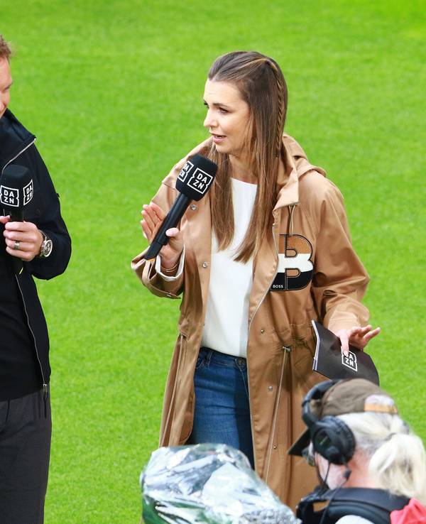 Sandro Wagner, Trainer Julian Nagelsmann, Laura Wontorra, Fernsehmoderatorin, Sandro Wagner und Bayern-Coach Julian Nagelsmann mit Moderatorin Laura Wontorra am DAZN-Mikro.
