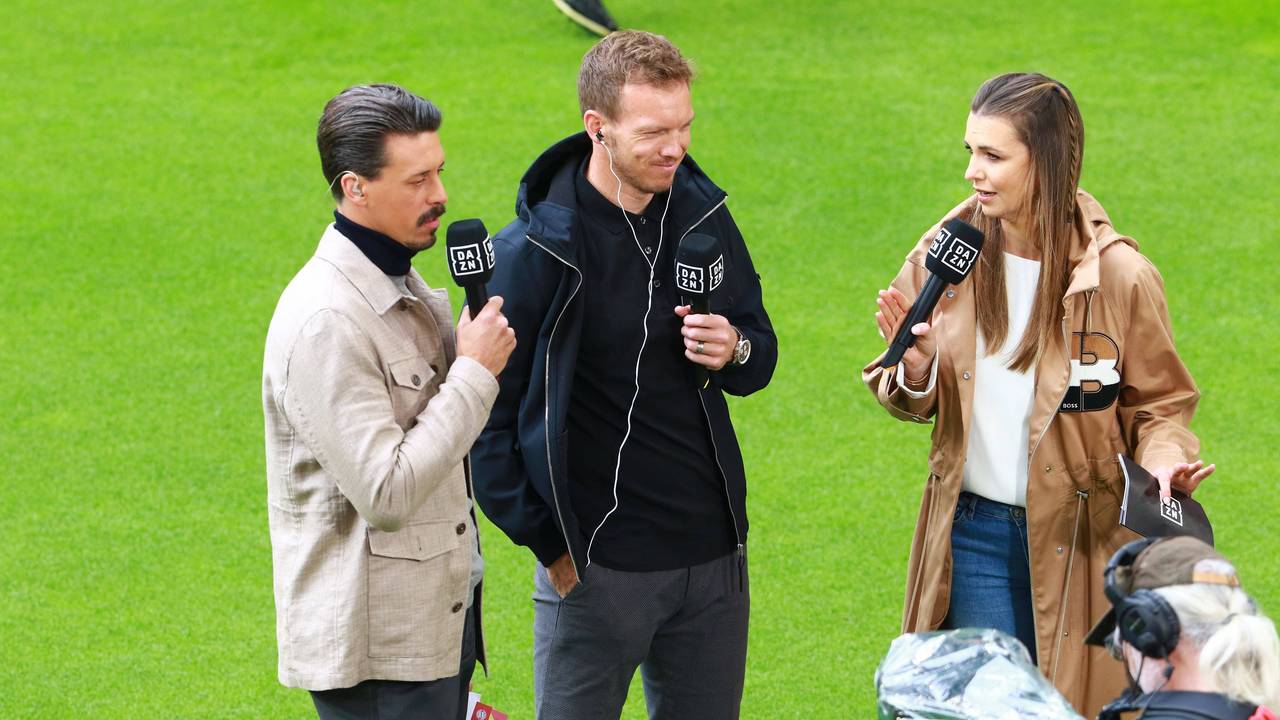 Sandro Wagner, Trainer Julian Nagelsmann, Laura Wontorra, Fernsehmoderatorin, Sandro Wagner und Bayern-Coach Julian Nagelsmann mit Moderatorin Laura Wontorra am DAZN-Mikro.