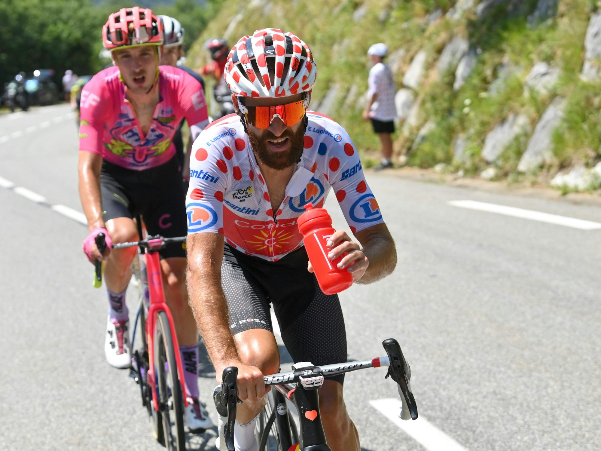 Simon Geschke (vorn) aus Deutschland vom Team Cofidis in Aktion.