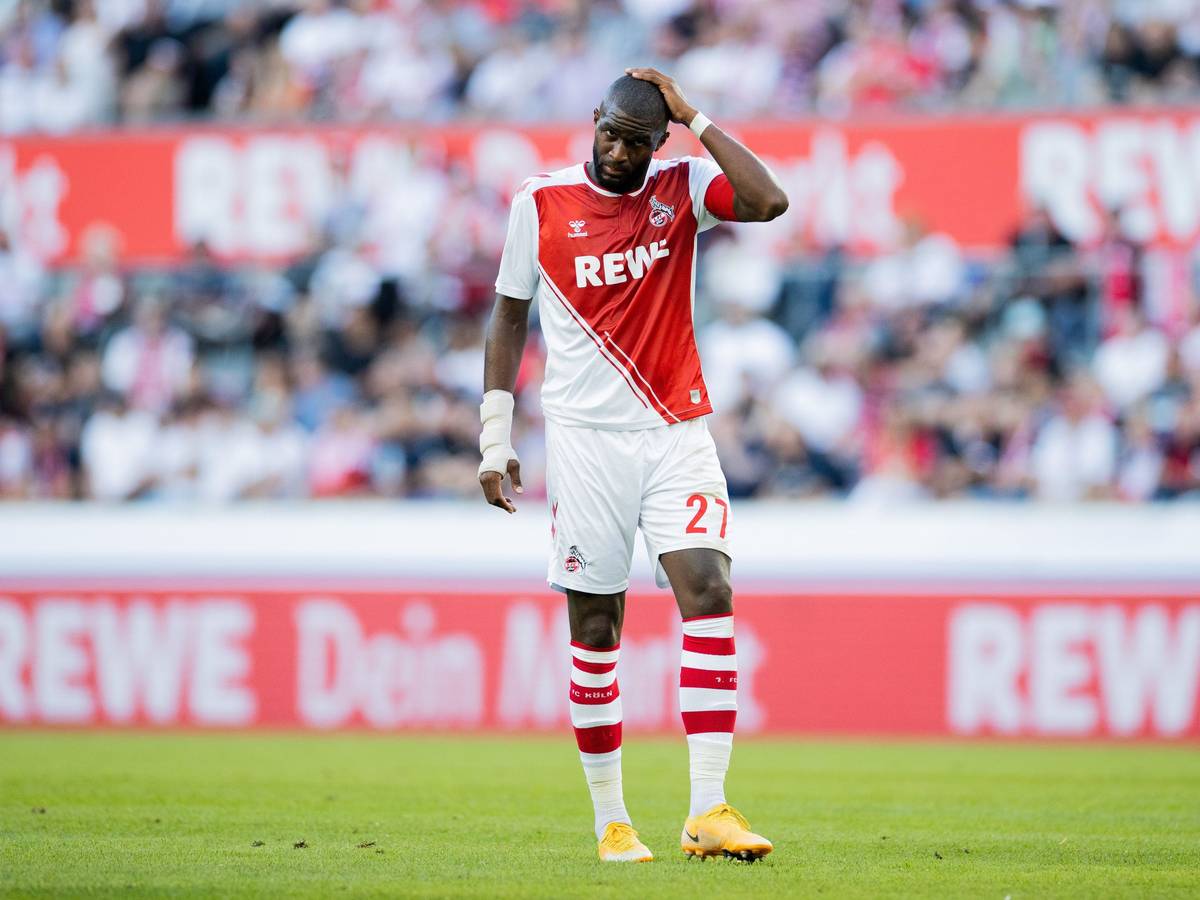 Kölns Anthony Modeste fasst sich an den Kopf.