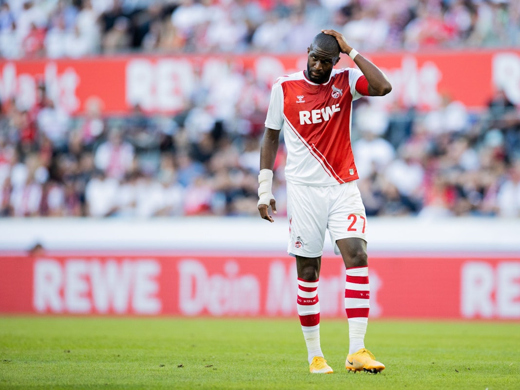 Kölns Anthony Modeste fasst sich an den Kopf.