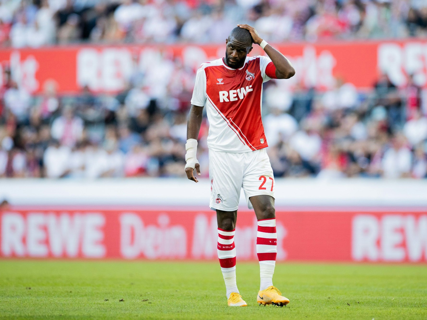 Kölns Anthony Modeste fasst sich an den Kopf.