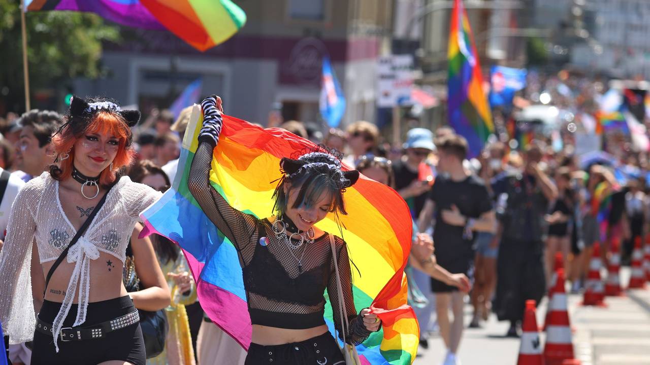Teilnehmer und Teilnehmerinnen der Parade anlässlich des Christopher Street Day (CSD) ziehen durch die Innenstadt von München.
