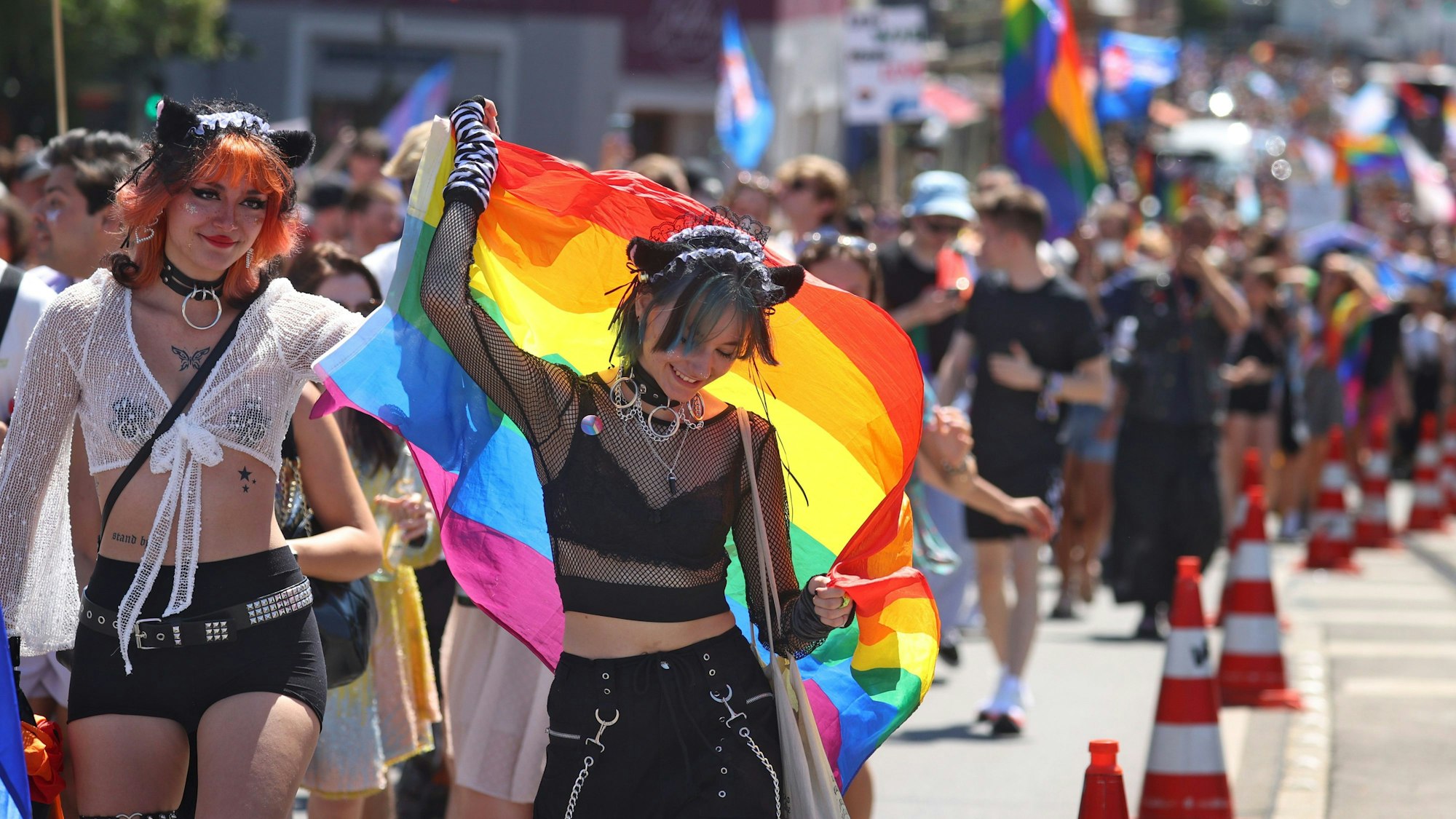 Teilnehmer und Teilnehmerinnen der Parade anlässlich des Christopher Street Day (CSD) ziehen durch die Innenstadt von München.