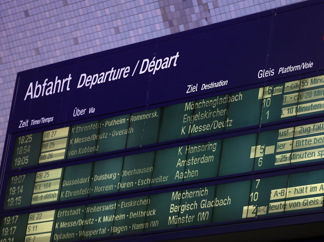 06.06.2022, Köln: Die Anzeigetafel am Hauptbahnhof. Viele Verspätungen und Ausfälle im Nah- und Fernverkehr. Foto: Arton Krasniqi