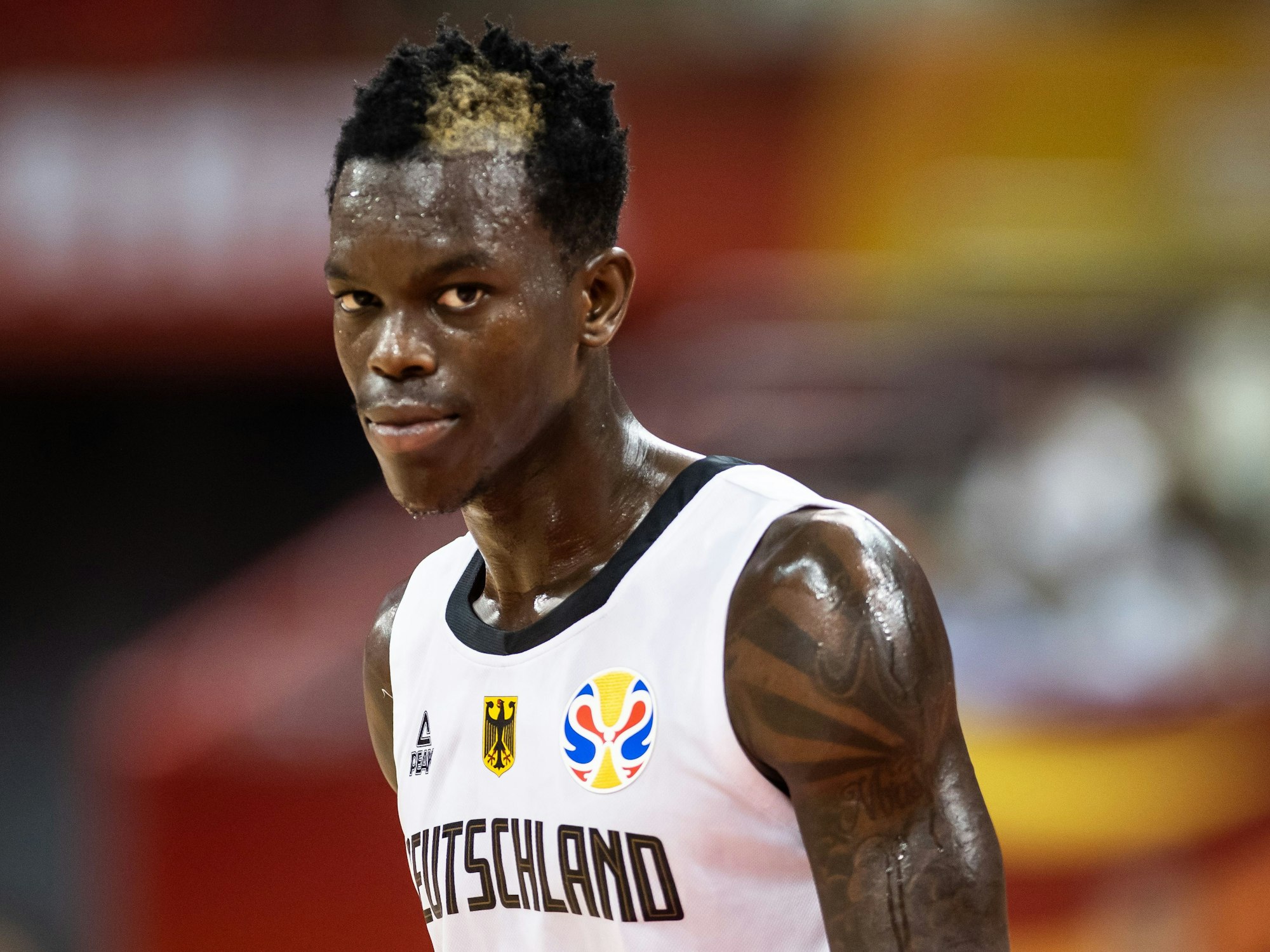 Deutschlands Dennis Schröder steht auf dem Spielfeld.