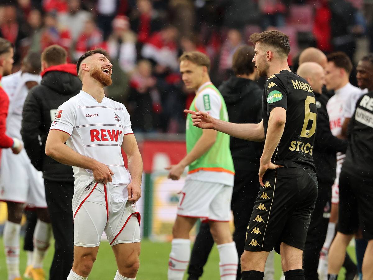 Salih Özcan (v.l.) und Anton Stach (r.) nach dem Spiel des 1. FC Köln gegen Mainz 05 im Gespräch.