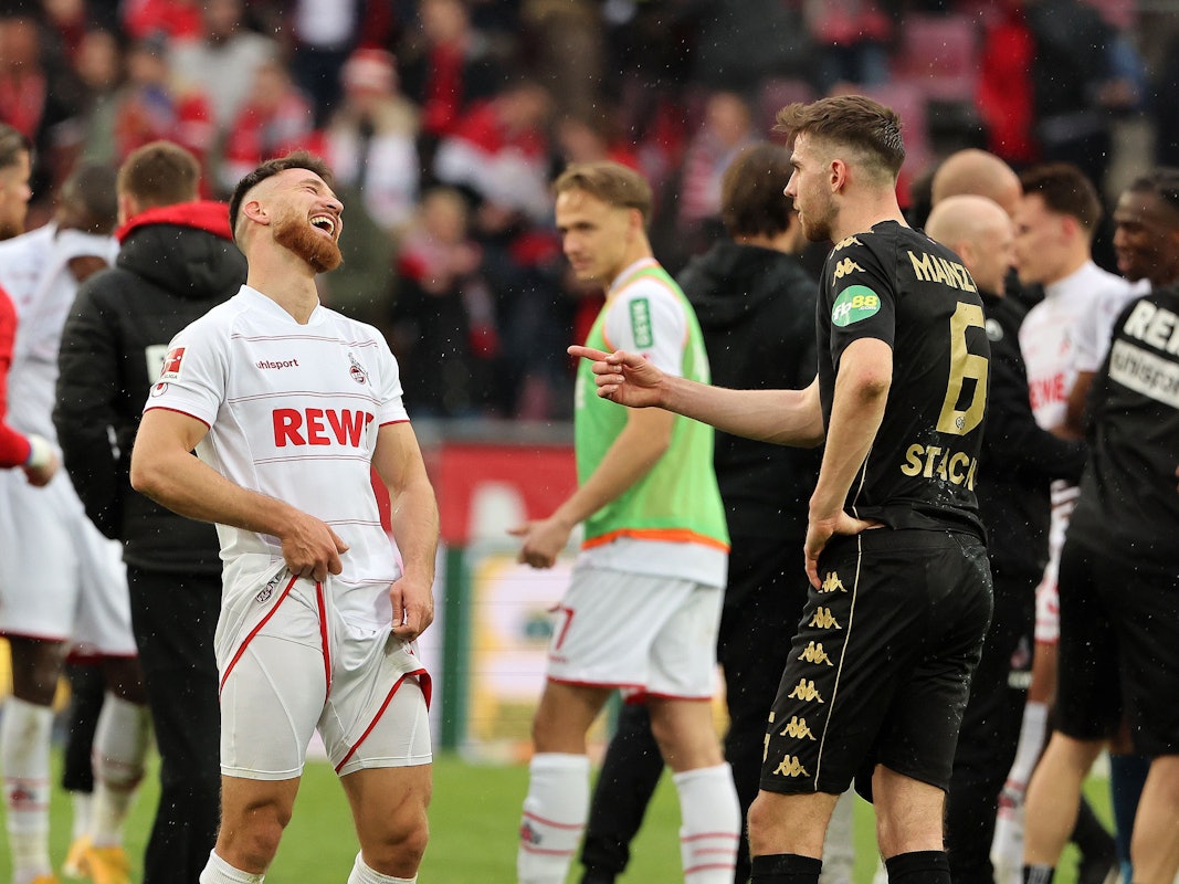 Salih Özcan (v.l.) und Anton Stach (r.) nach dem Spiel des 1. FC Köln gegen Mainz 05 im Gespräch.