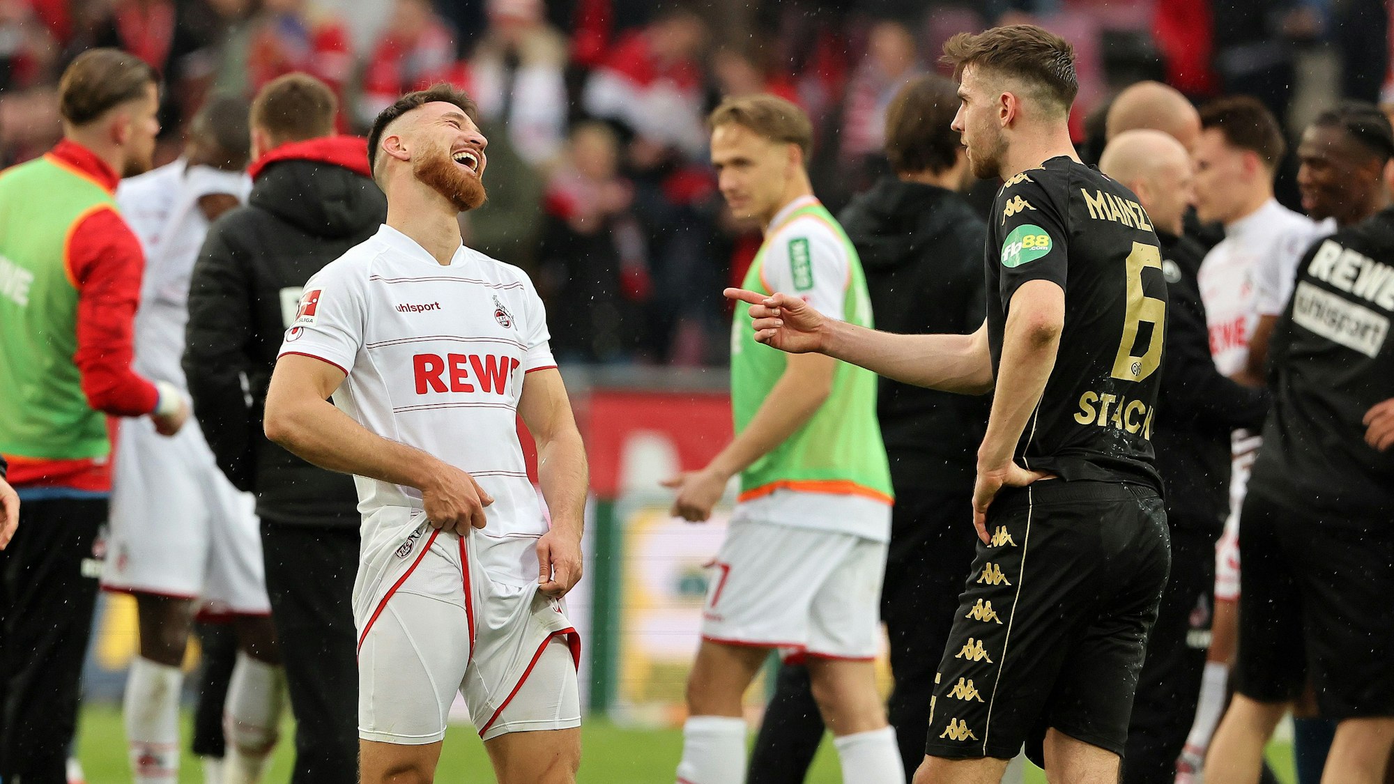 Salih Özcan (v.l.) und Anton Stach (r.) nach dem Spiel des 1. FC Köln gegen Mainz 05 im Gespräch.