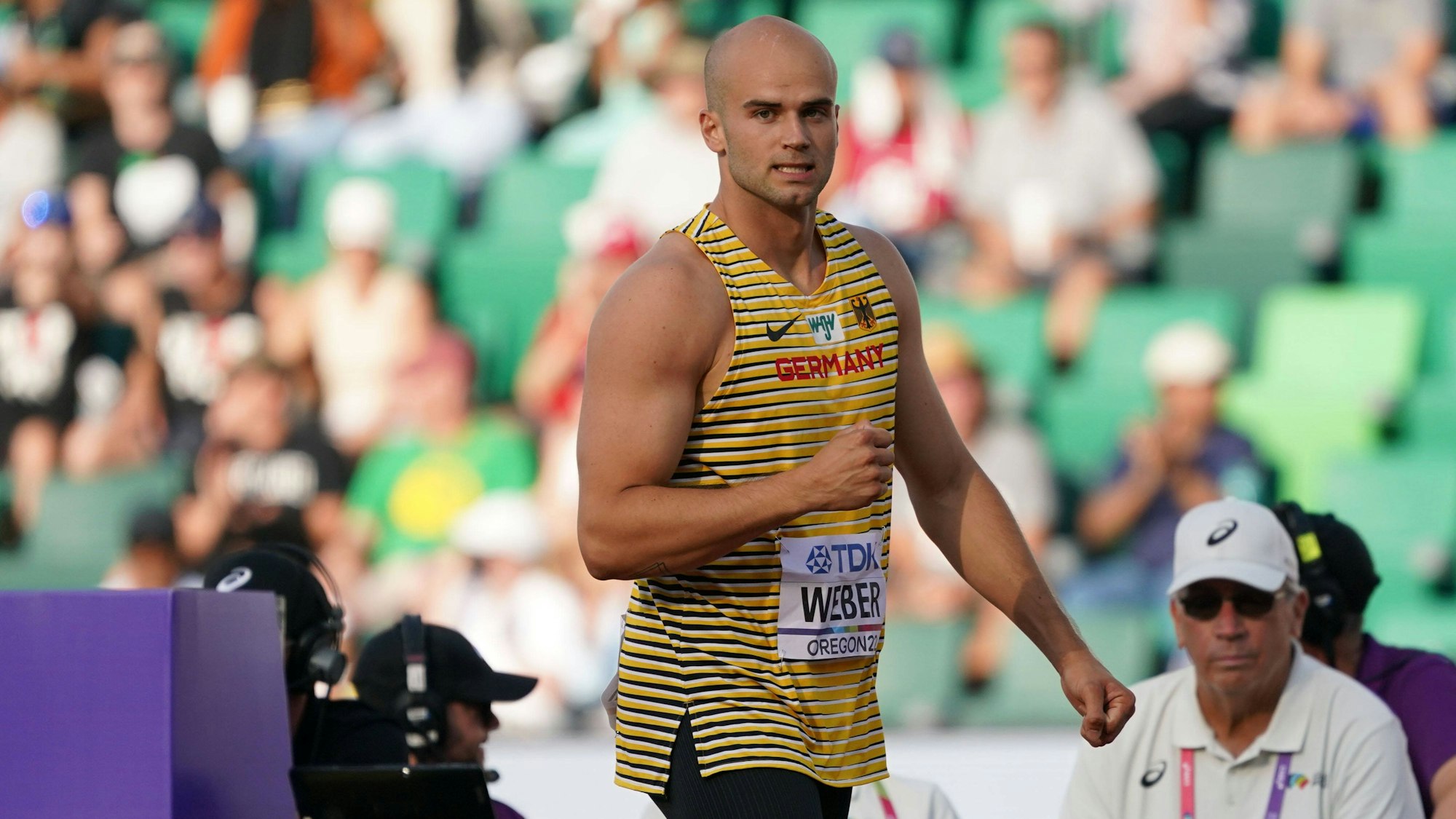 Julian Weber ballt seine Faust und freut sich über seinen Wurf.