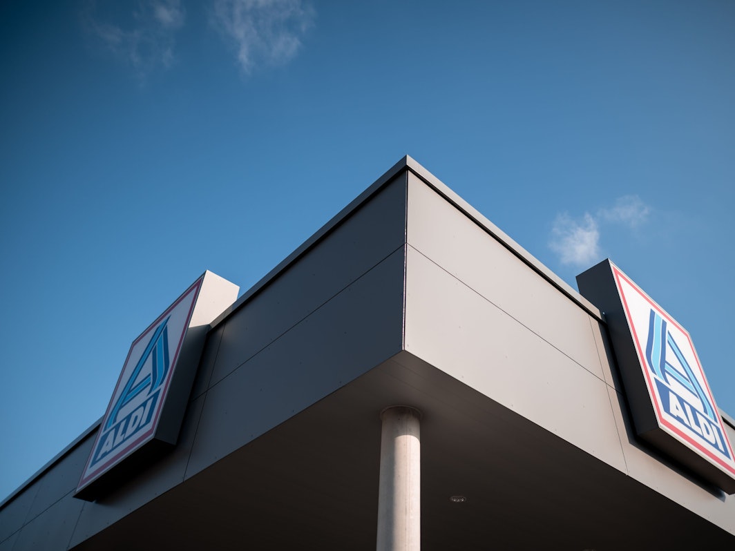 Das Logo von Aldi-Nord ist an der Aldi-Filiale Nummer 1 in Essen zu sehen.