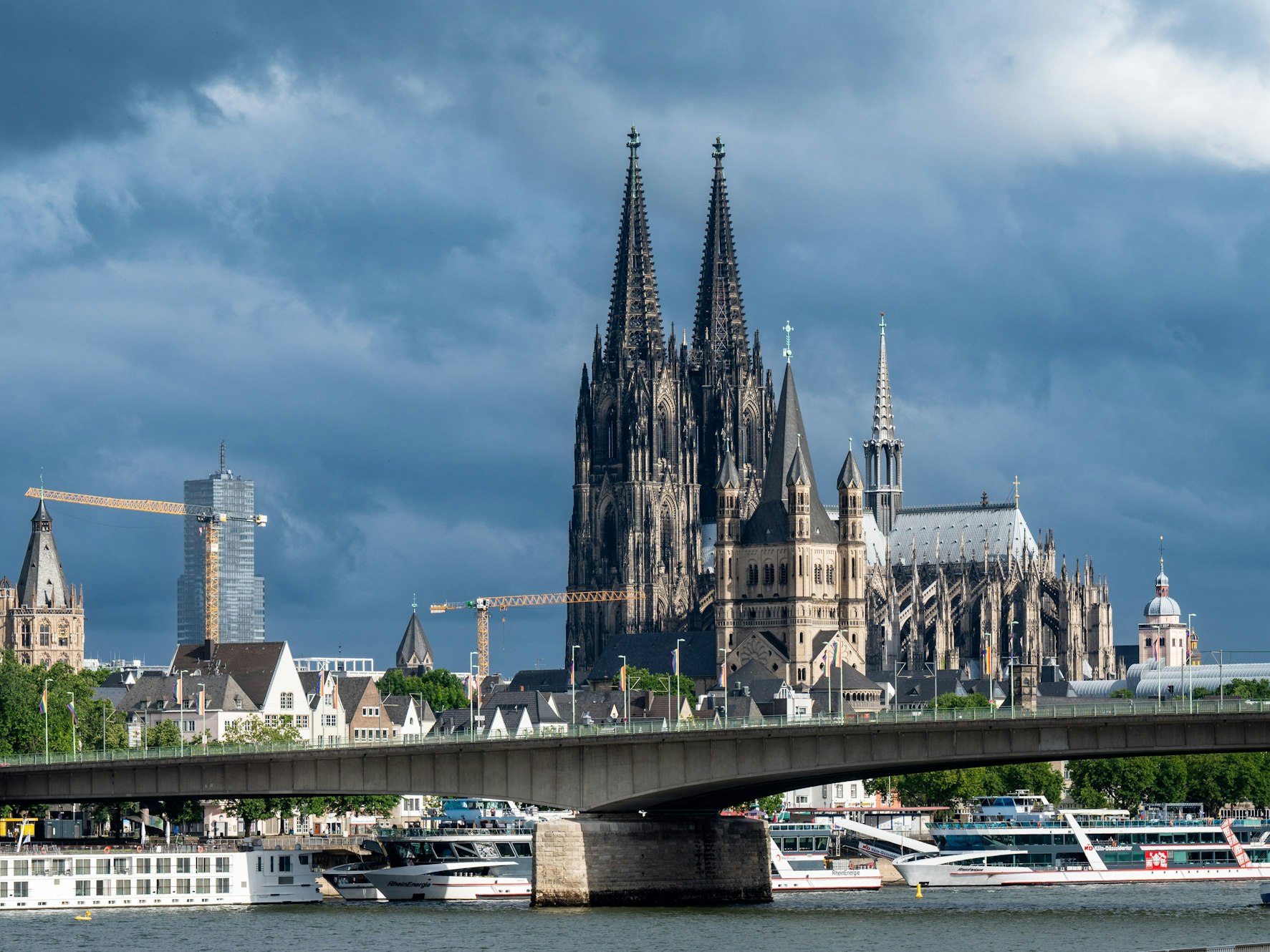 Das Foto vom 10. Juli 2022 zeigt das Kölner Stadtpanorama mit Rhein und Dom.