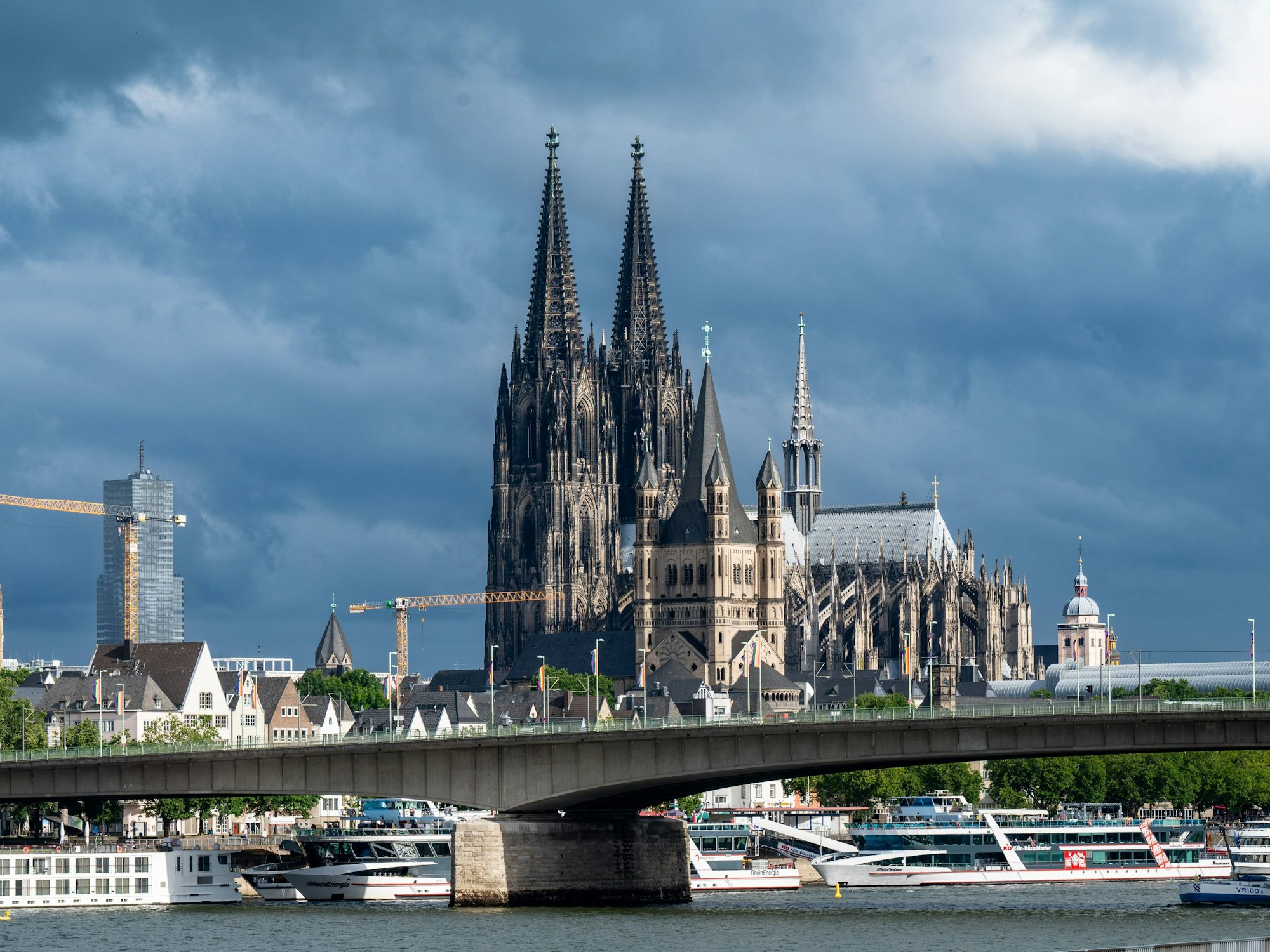 Über dem Kölner Dom ziehen Wolken ziehen auf.