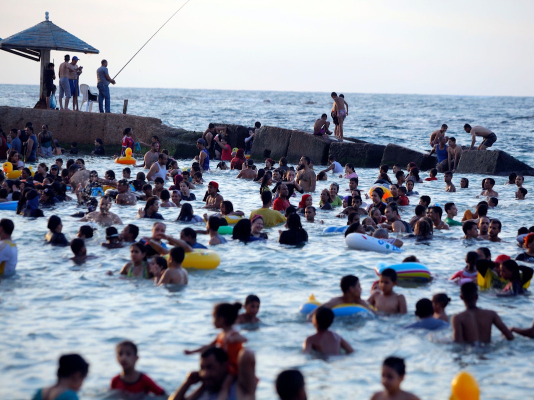 Zahlreiche Menschen genießen im August 2018 bei sommerlichen Temperaturen um 30 Grad eine Erfrischung am Strand von Alexandria.