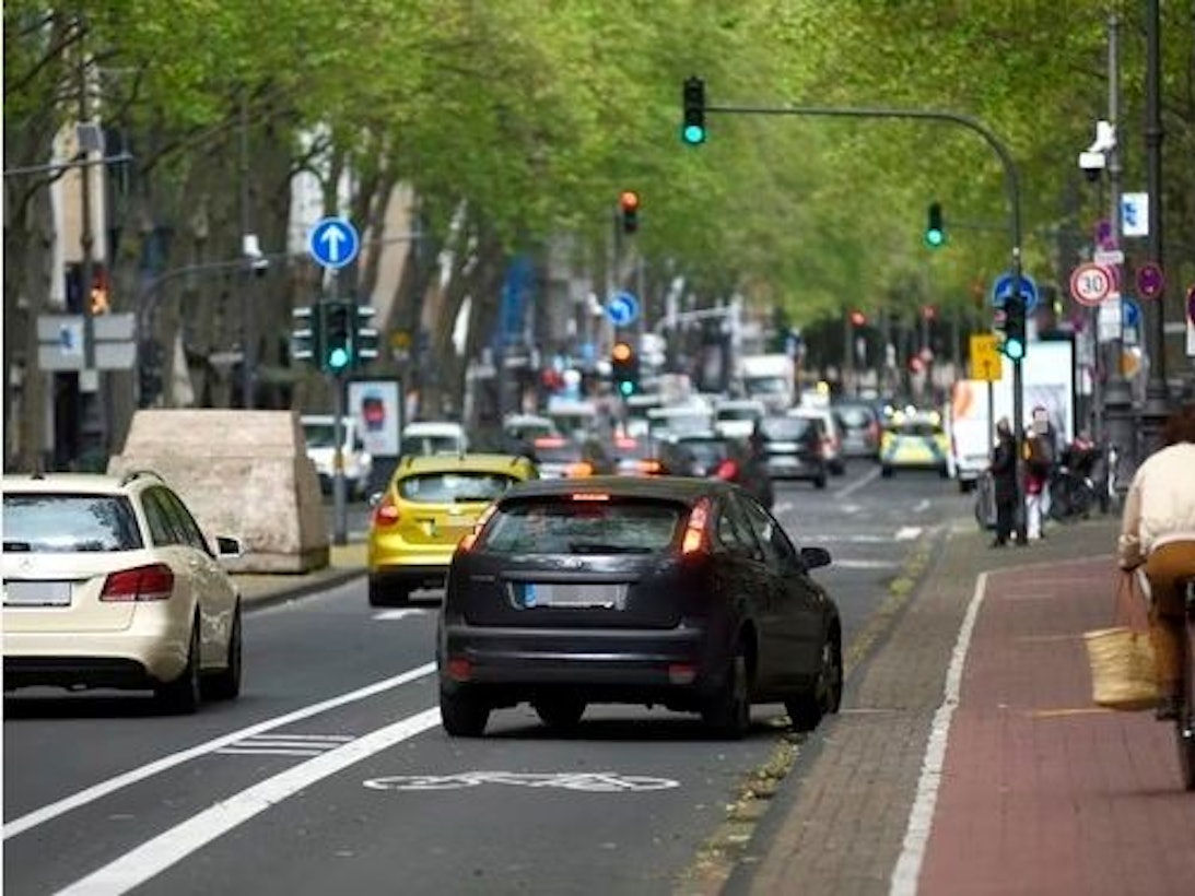 Auf dem Hohenzollernring ist viel Verkehr. Zahlreiche Autos sind unterwegs, auf dem Radweg ein Fahrradfahrer.