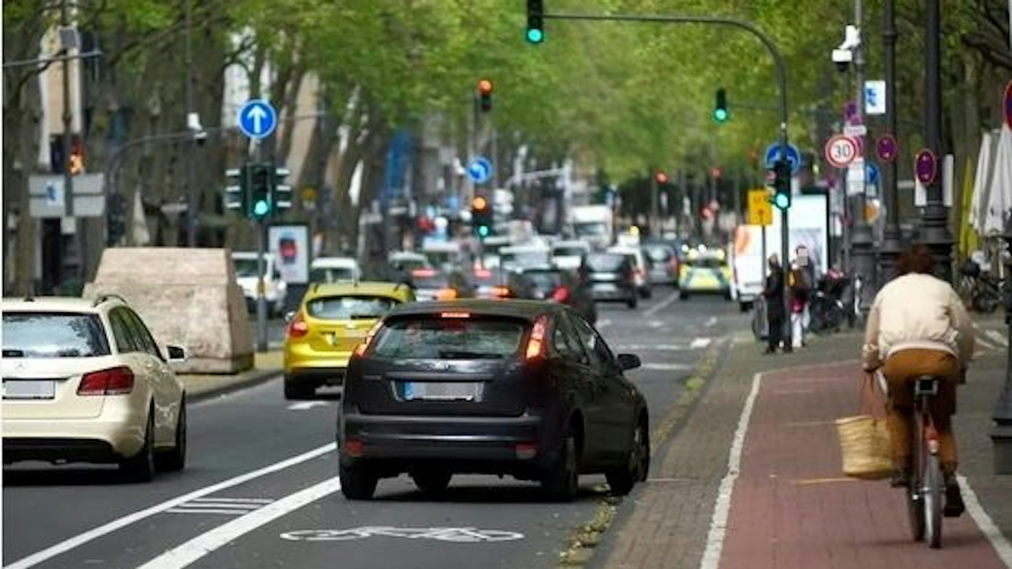 Auf dem Hohenzollernring ist viel Verkehr. Zahlreiche Autos sind unterwegs, auf dem Radweg ein Fahrradfahrer.
