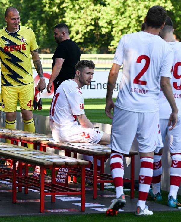 Die Spieler der Bundesligamannschaft des 1. FC Köln für die Saison 22/23 suchen ihren Platz auf dem Mannschaftsfoto.