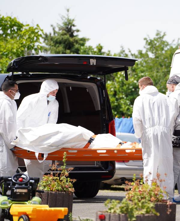Die Polizei transportiert in Kalletal in NRW die Leiche eines 39-jährigen Mannes ab
