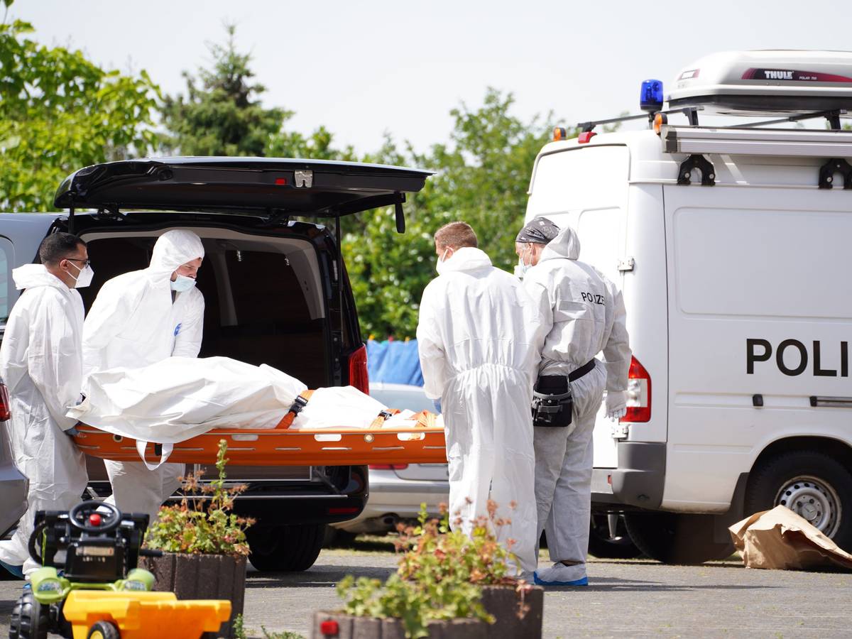 Die Polizei transportiert in Kalletal in NRW die Leiche eines 39-jährigen Mannes ab