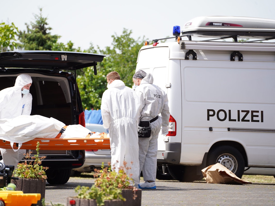 Die Polizei transportiert in Kalletal in NRW die Leiche eines 39-jährigen Mannes ab