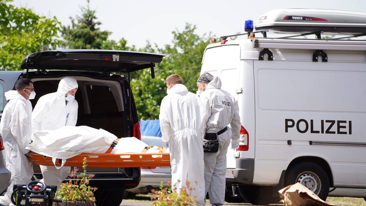 Die Polizei transportiert in Kalletal in NRW die Leiche eines 39-jährigen Mannes ab