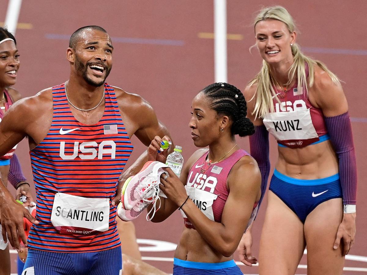 Garret Scantling (M.) bei Olympia mit Kolleginnen und Kollegin vom Team USA auf der Laufbahn. Scantling verpasst die Leichtathletik-WM wegen Doping-Ermittlungen