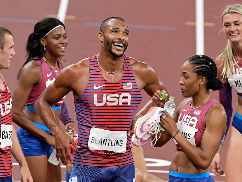 Garret Scantling (M.) bei Olympia mit Kolleginnen und Kollegin vom Team USA auf der Laufbahn. Scantling verpasst die Leichtathletik-WM wegen Doping-Ermittlungen