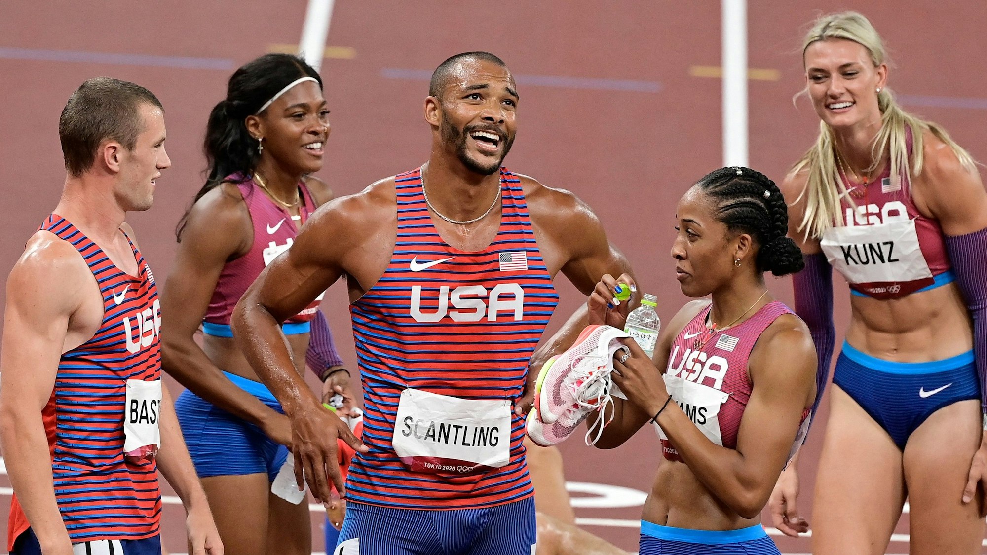 Garret Scantling (M.) bei Olympia mit Kolleginnen und Kollegin vom Team USA auf der Laufbahn. Scantling verpasst die Leichtathletik-WM wegen Doping-Ermittlungen