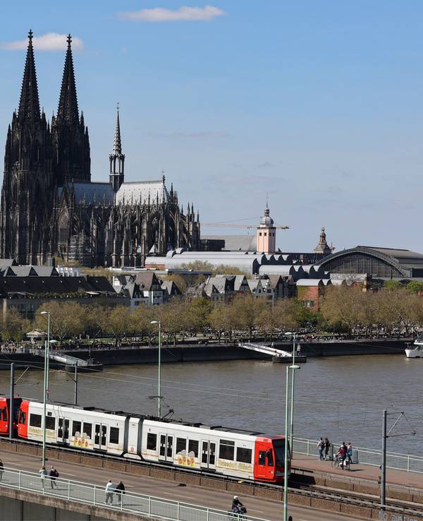 Sicht von Deutz auf das Rheinufer mit dem Kölner Dom und der Deutzer Brücke.