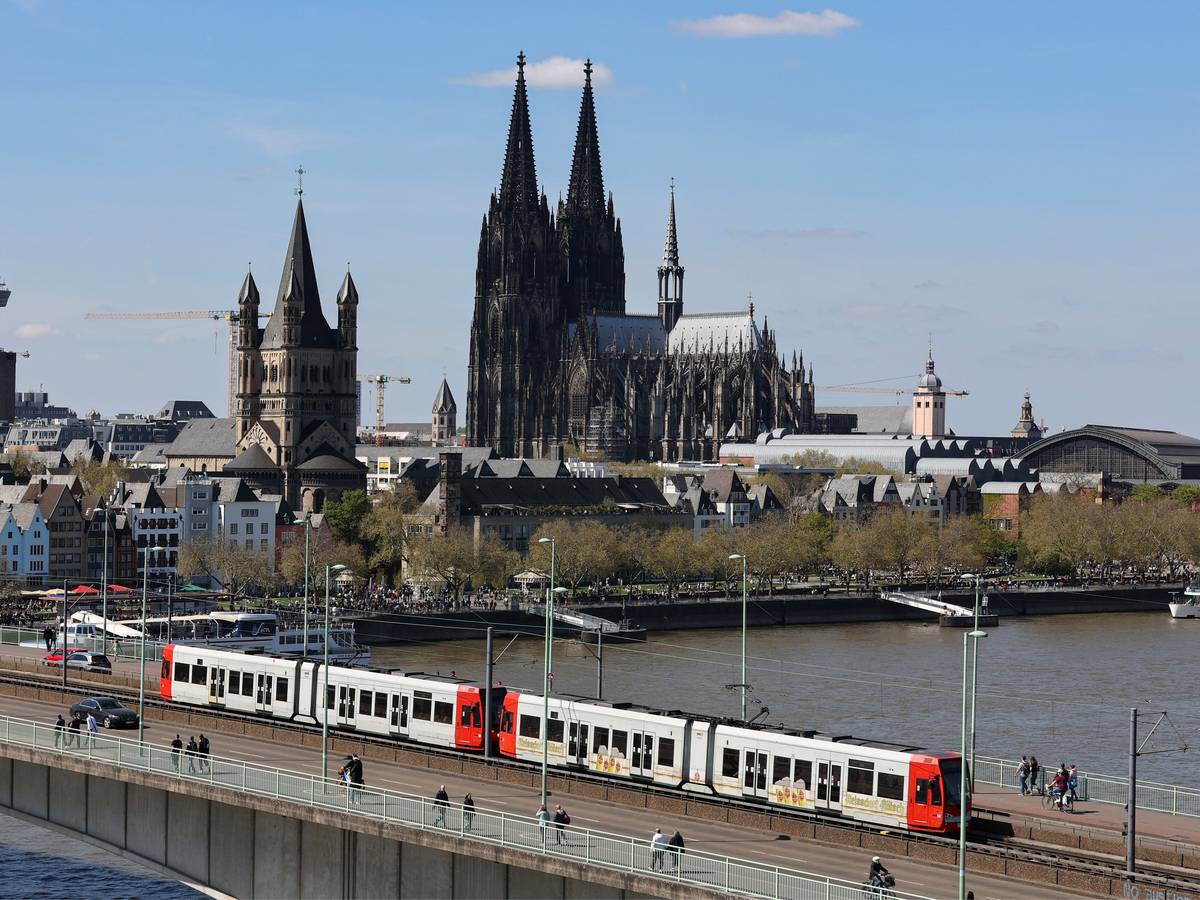 Sicht von Deutz auf das Rheinufer mit dem Kölner Dom und der Deutzer Brücke.