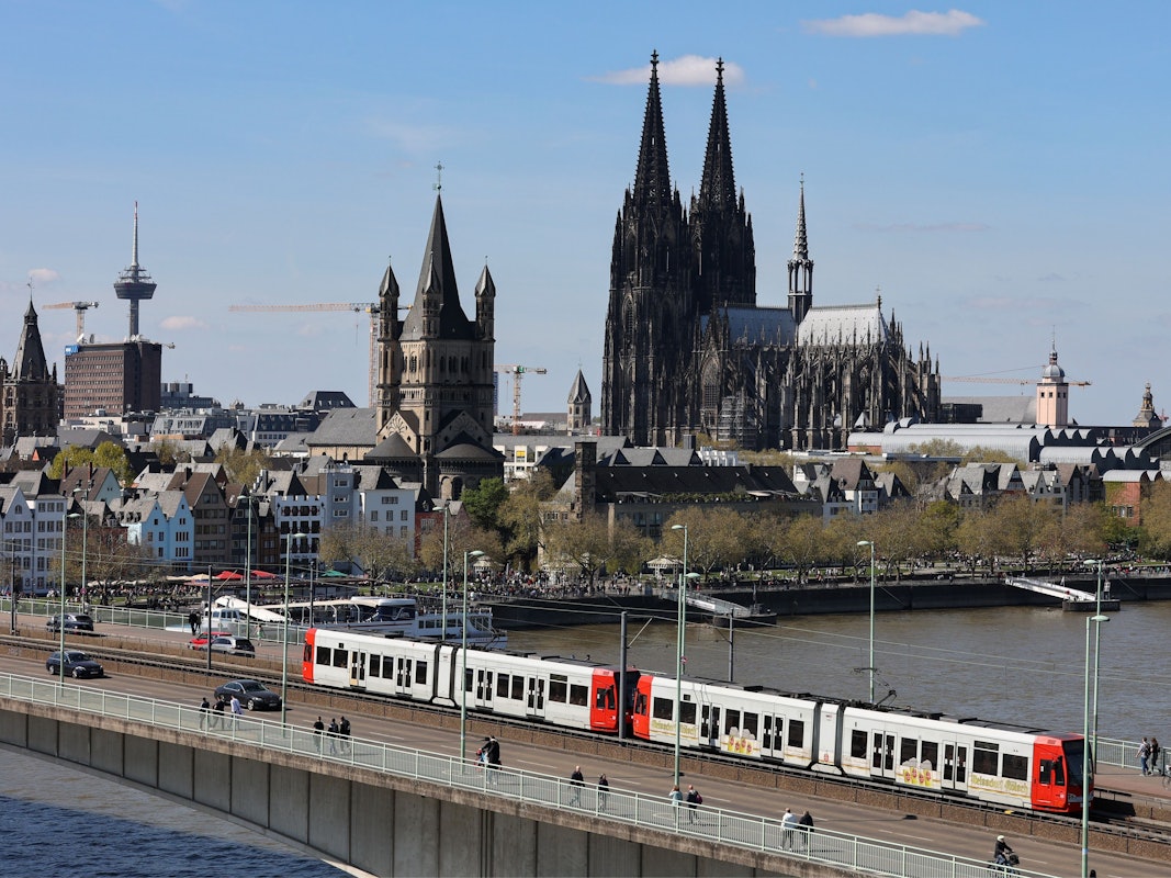 Sicht von Deutz auf das Rheinufer mit dem Kölner Dom und der Deutzer Brücke.