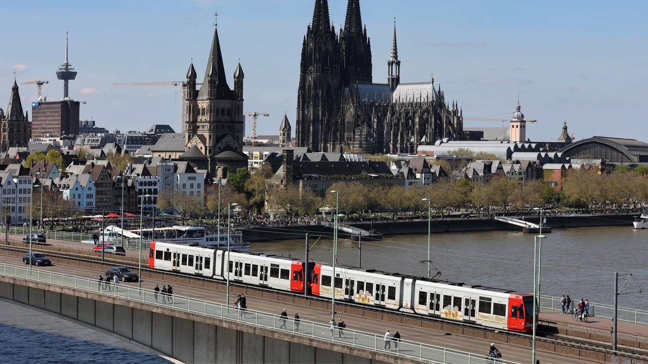 Sicht von Deutz auf das Rheinufer mit dem Kölner Dom und der Deutzer Brücke.