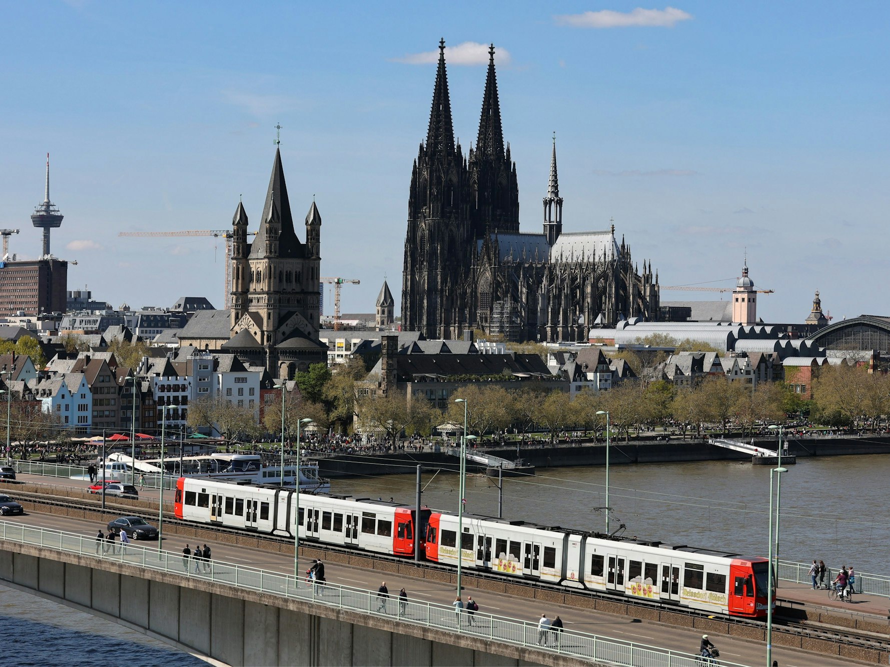Sicht von Deutz auf das Rheinufer mit dem Kölner Dom und der Deutzer Brücke.