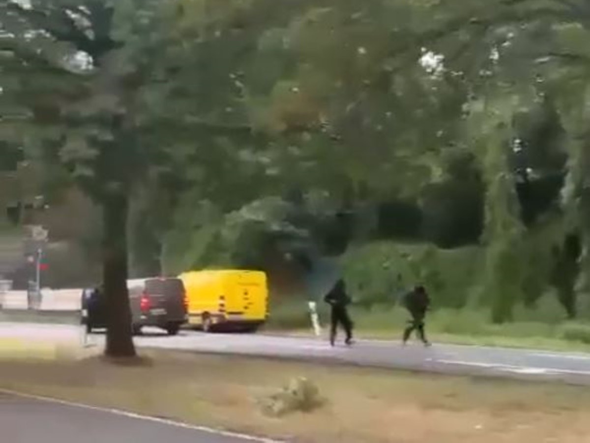 Screenshot aus einem Video mit Aufnahmen eines Raubüberfalls auf einen Geldtransporter in Köln am 22. Juli.