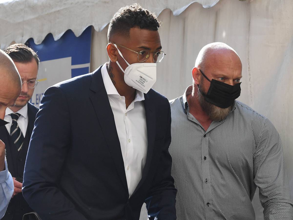 Jerome Boateng (M.) kommt beim damaligen Prozess begleitet von Bodyguards am Amtsgericht in München an.
