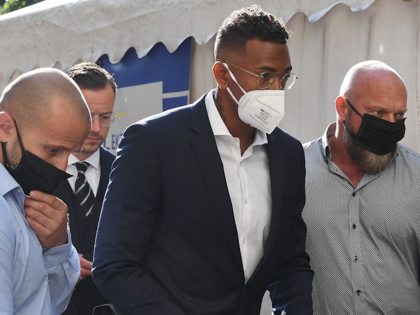 Jerome Boateng (M.) kommt beim damaligen Prozess begleitet von Bodyguards am Amtsgericht in München an.
