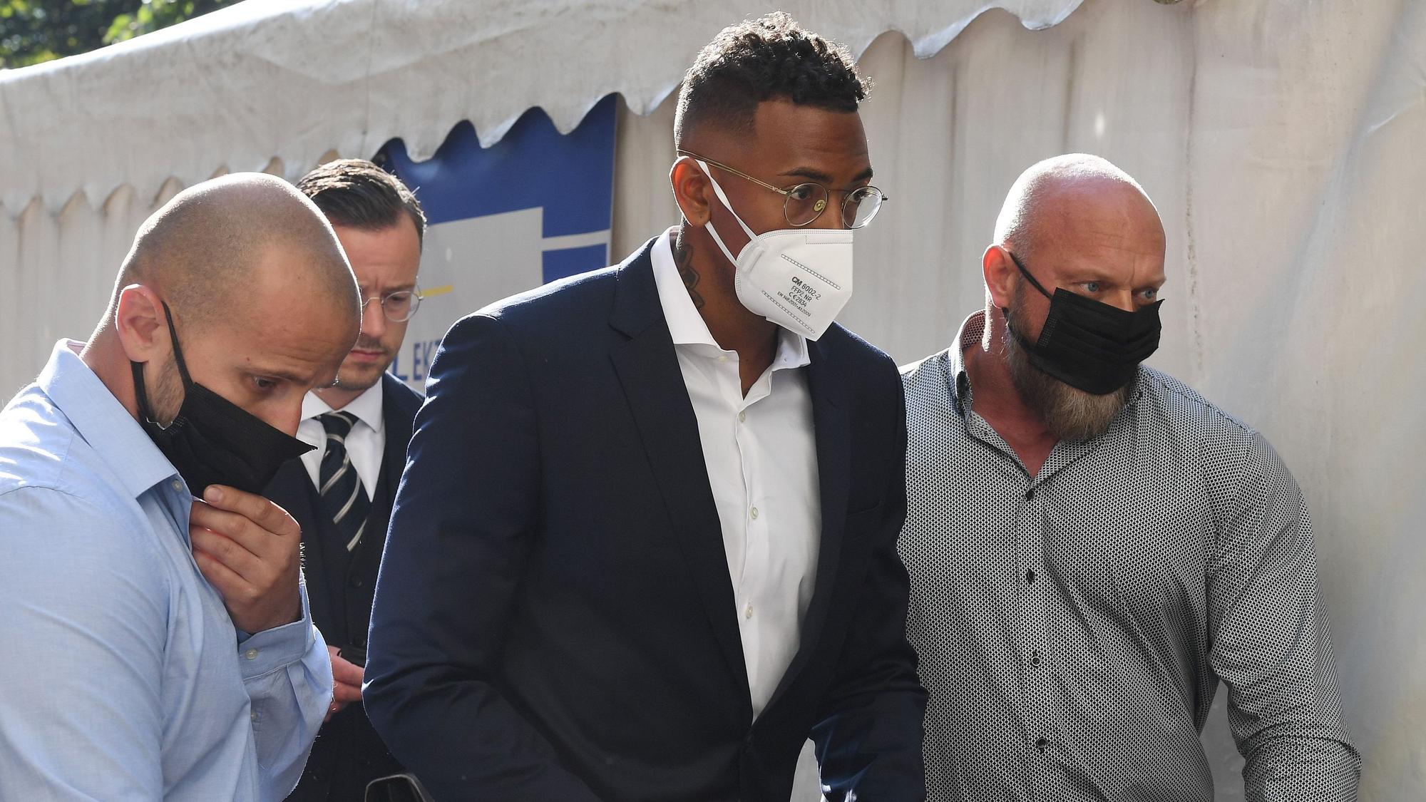 Jerome Boateng (M.) kommt beim damaligen Prozess begleitet von Bodyguards am Amtsgericht in München an.