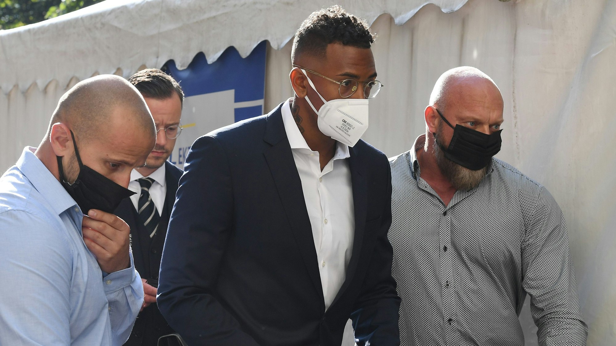 Jerome Boateng (M.) kommt beim damaligen Prozess begleitet von Bodyguards am Amtsgericht in München an.