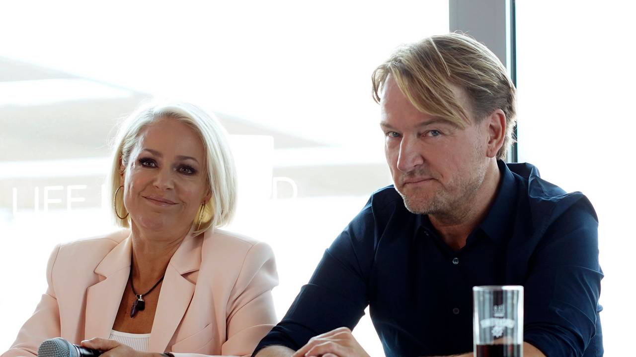 Michelle und Markus Krampe beantworten Fragen von Journalisten.