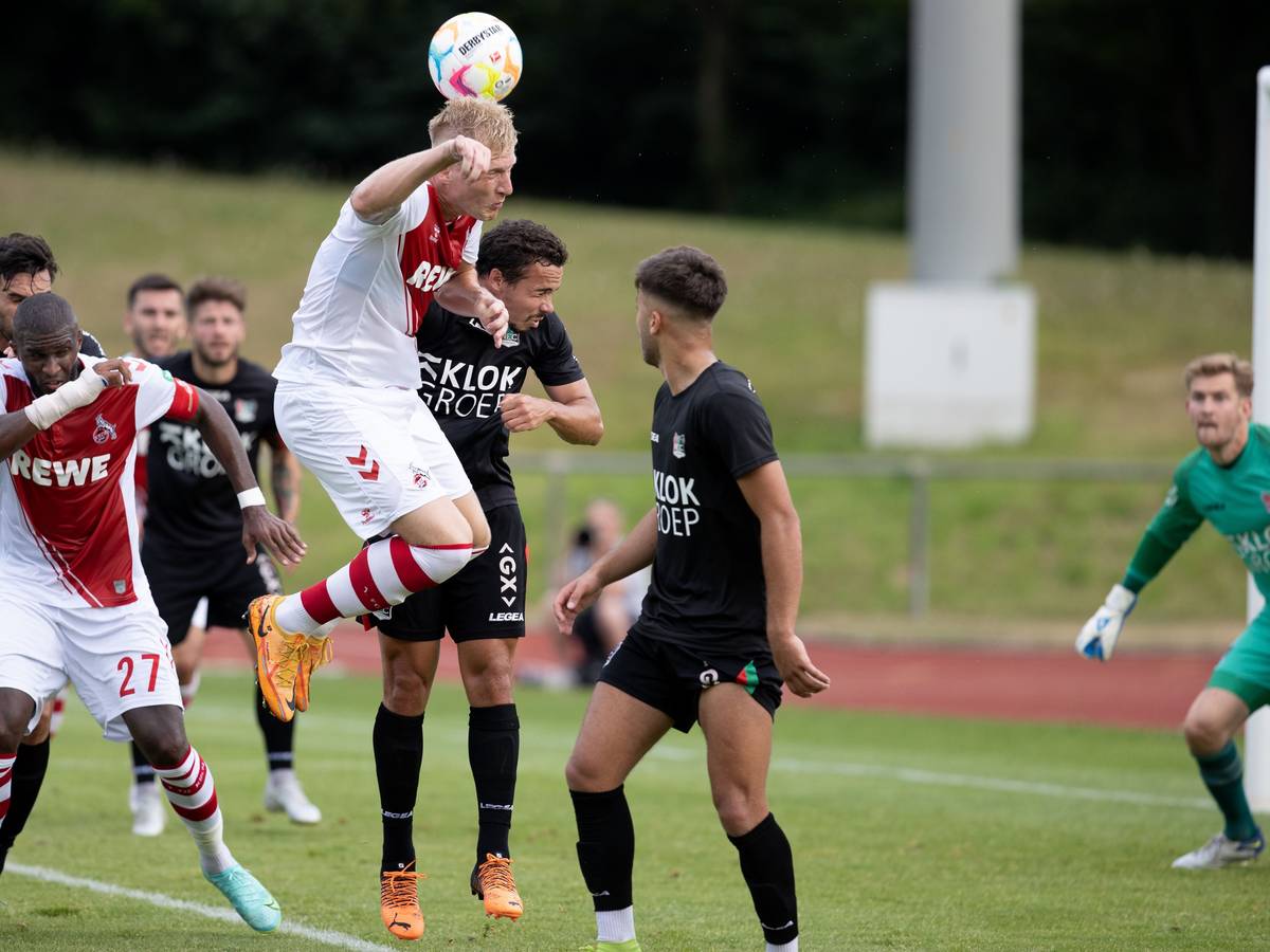 Kristian Pedersen mit einem Kopfball.