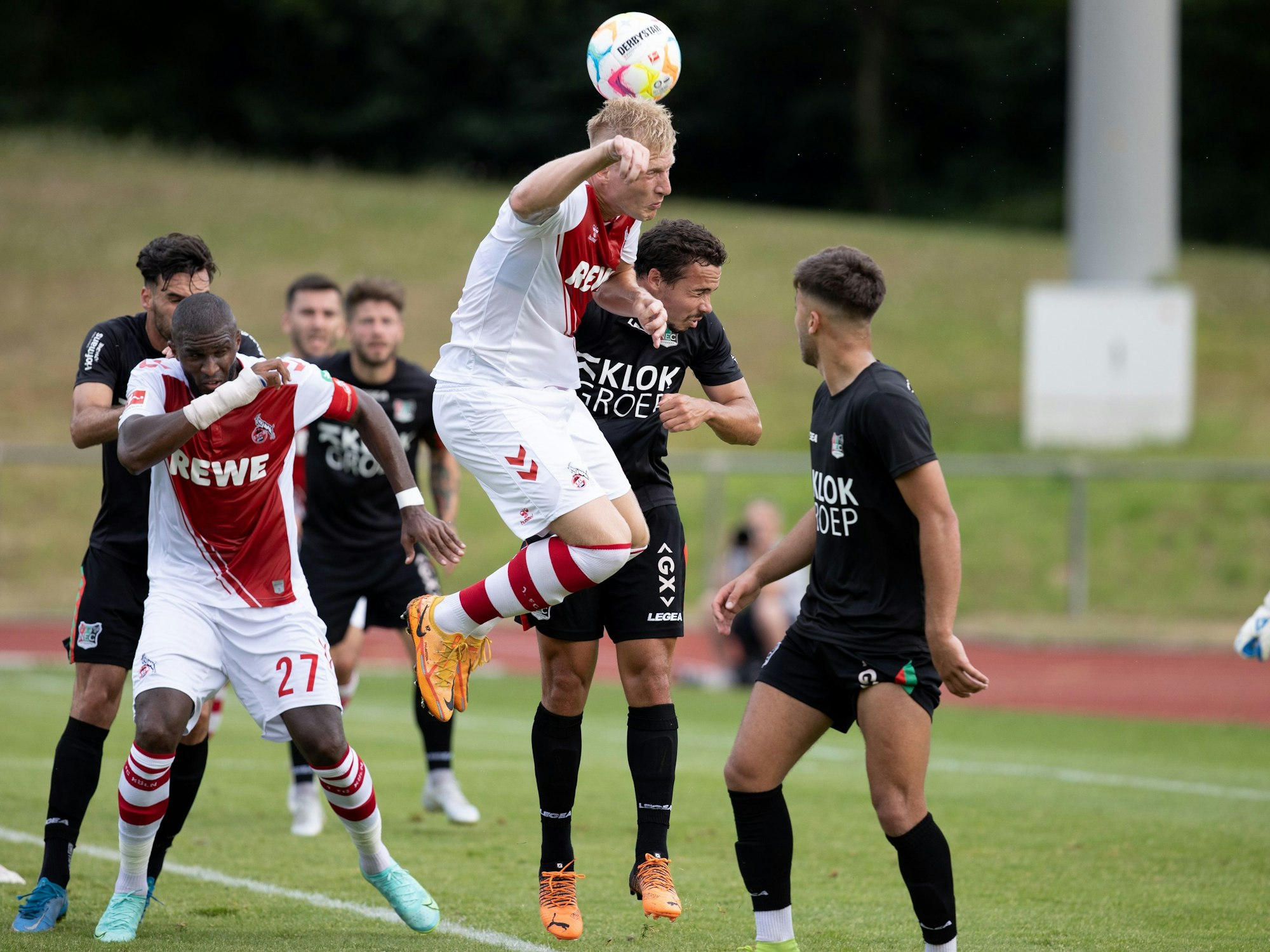 Kristian Pedersen mit einem Kopfball.